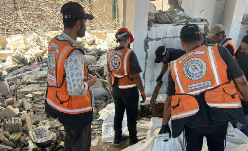 الدفاع المدني ينتشل جثامين 17 شهيدًا من تحت الأنقاض في غزة