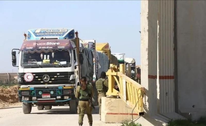 ورقة تحليلية: المساعدات بغزة تحولت من أداة إغاثية إلى مسار للتوظيف والسيطرة السياسية