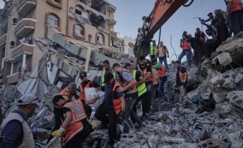 الدفاع المدني: انتشال جثامين 21 شهيدًا من تحت أنقاض عمارة السعادة بغزة