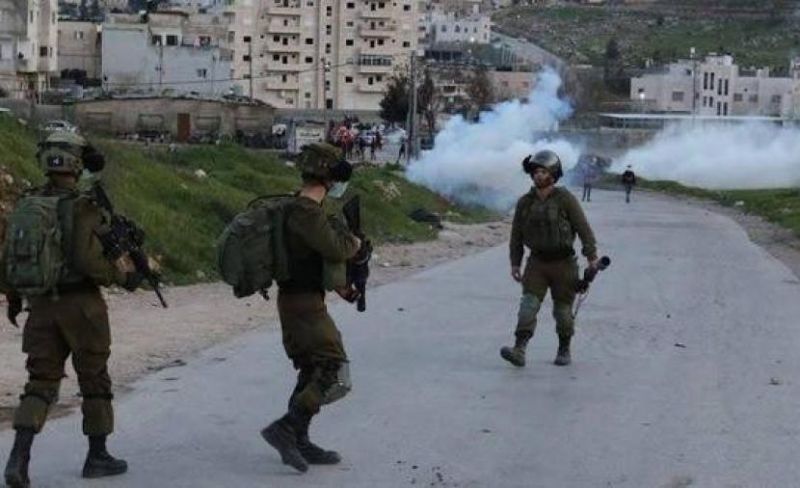 إصابة طلبة بالاختناق بإطلاق الاحتلال قنابل الغاز في بيت حنينا