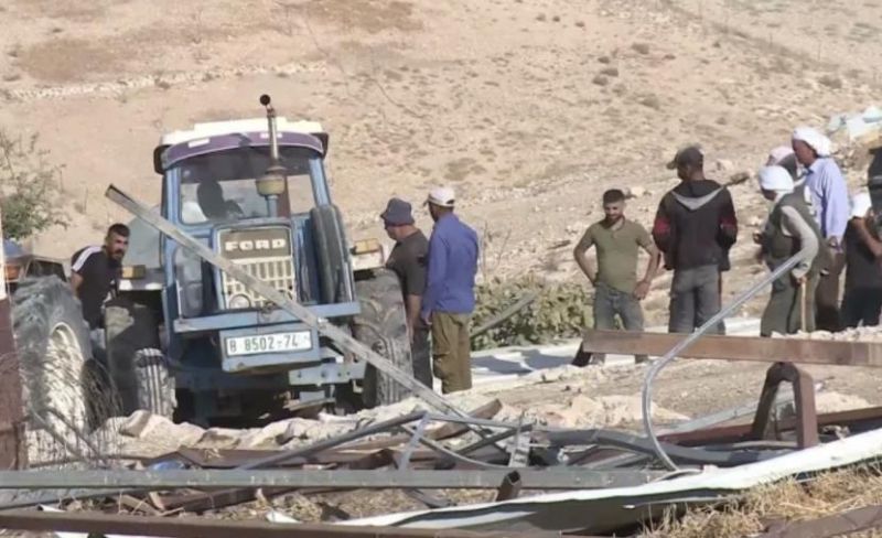 الاحتلال يهدم 10 مساكن ومنشآت بالخليل ويشرّد 120 فلسطينيًا
