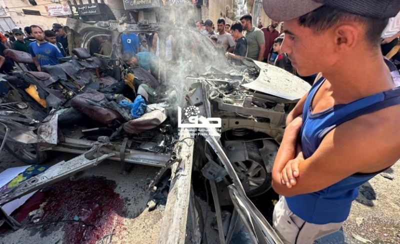 إطلاق النار متواصل.. شهيدان وإصابات بينها حرجة باستهداف مركبة وسط قصف في قطاع غزة