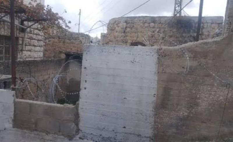 الاحتلال يفرض حظر تجول على حارة جابر بالخليل ويمنع وصول الطلبة لمدارسهم