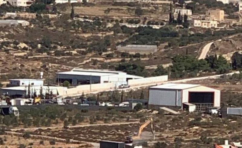 الاحتلال يهدم منشأة لتصليح السيارات جنوب الخليل
