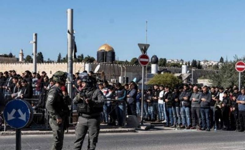 الاحتلال يمنع مشيعين من أداء صلاة الجنازة في الأقصى