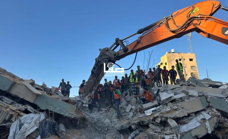 مسؤول بالدفاع المدني لـ"صفا": 10 عائلات تحت أنقاض بناية "السعادة" وجهودنا تصطدم بقلة الإمكانيات