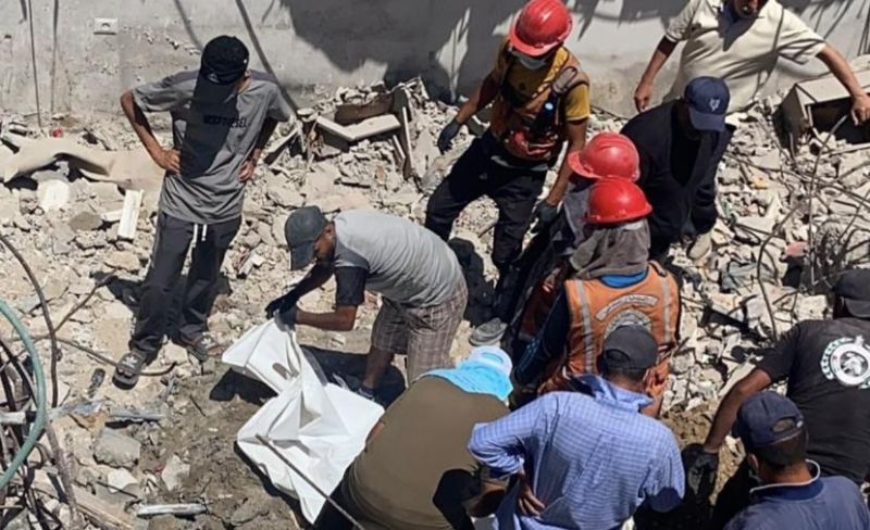 الدفاع المدني ينتشل جثامين 55 شهيدًا من تحت أنقاض منزل بغزة