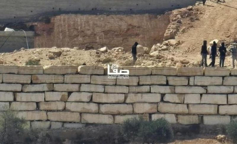 محكمة الاحتلال تسمح بممر.. محاصرون بقصرة لـ"صفا": المستوطنون يقطعونه ولا نثق فيه