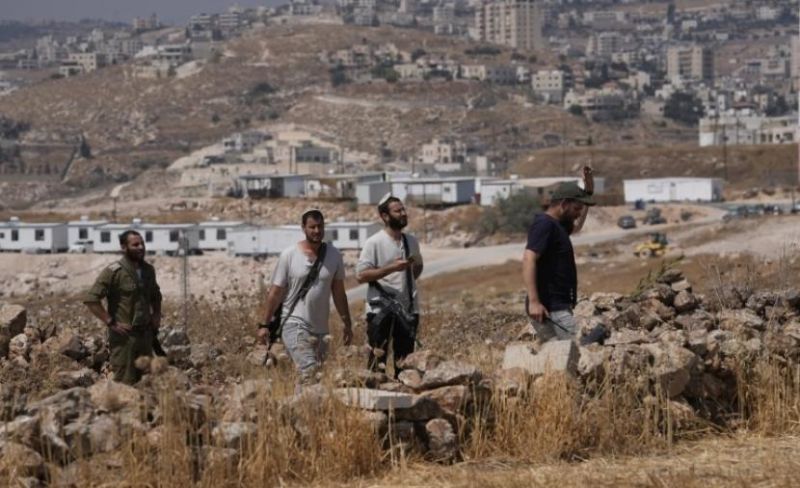 مستوطنون يهاجمون المزارعين شمال الخليل