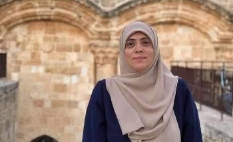 الاحتلال يُبعد المقدسية خديجة خويص عن الأقصى 6 أشهر