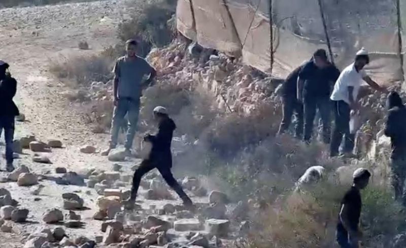 هجمات للمستوطنين في الضفة والقدس تتخللها إحراق منازل وإغلاق طرق رئيسية