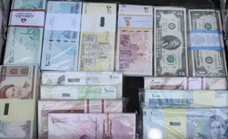 انخفاض كبير للريال الإيراني أمام الدولار