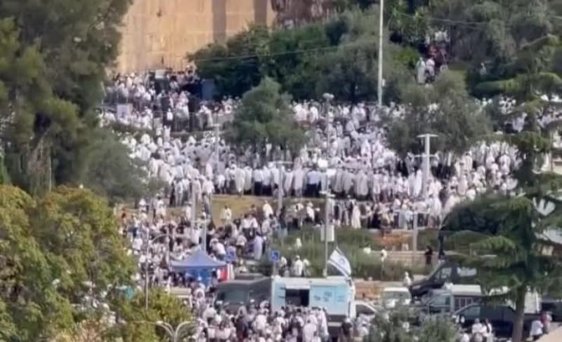 مئات المستوطنين برفقة بن غفير يقتحمون المسجد الإبراهيمي