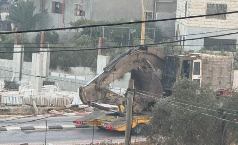 الاحتلال يحاصر منزلًا جنوب نابلس ويطلق النار والقذائف باتجاهه