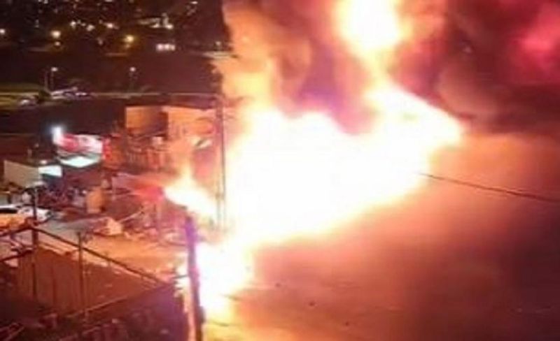 اشتعال النيران بمحال تجارية خلال اقتحام قوات الاحتلال قرية صور باهر بالقدس