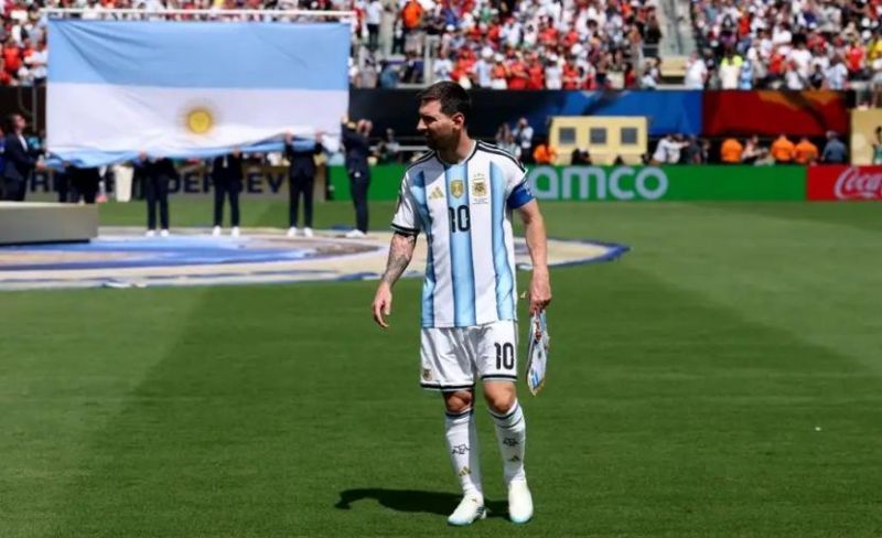 ميسي يعلن اعتزال اللعب دولياً