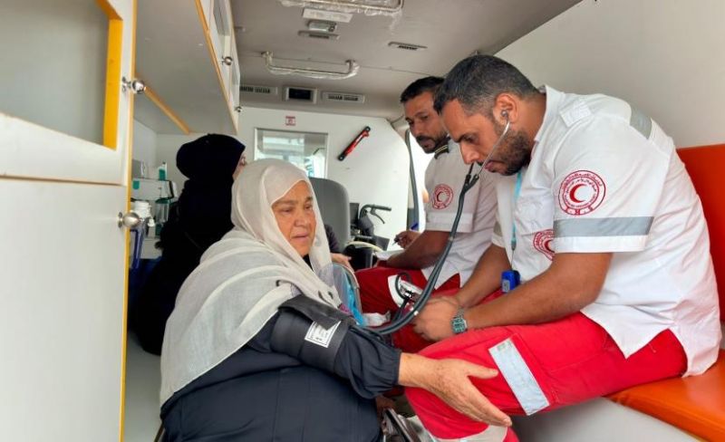 مغادرة 32 مريضًا مع مرافقيهم عبر معبر رفح وعودة 32 آخرين