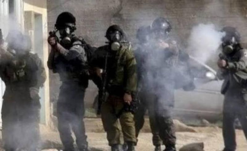 الاحتلال يُطلق قنابل الغاز باتجاه المواطنين والمركبات غرب رام الله