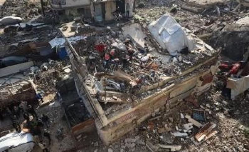الدفاع المدني ينقذ عالقين جراء انهيار جزئي لمنزل متضرر بغزة