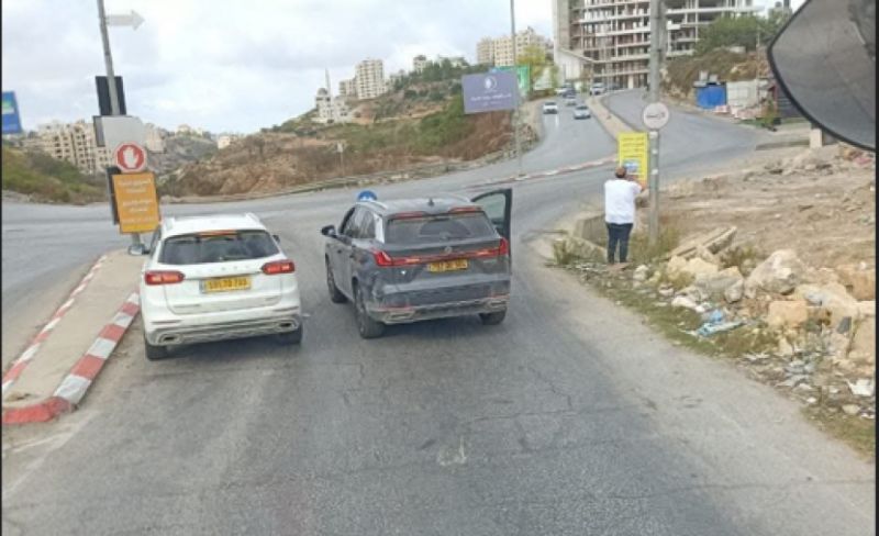 مستوطنون يهاجمون مركبات ويغلقون طرقًا في سردا والطيرة برام الله
