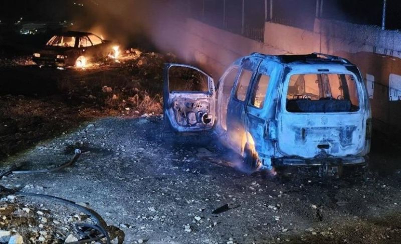مستوطنون يحرقون مركبات وأراضيَ زراعية في رام الله