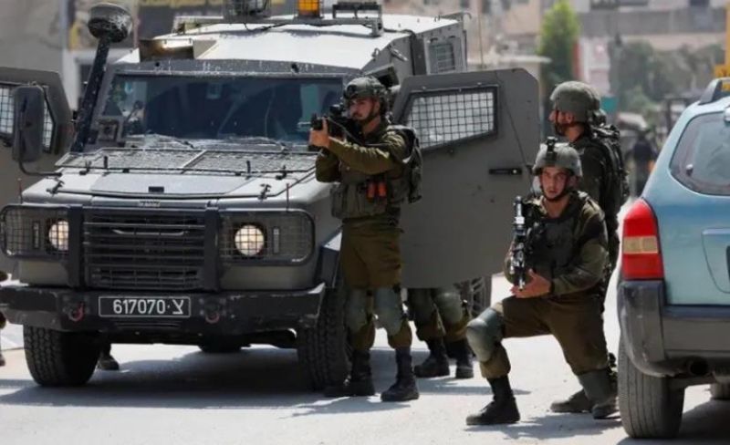 الاحتلال يداهم منزلًا بالخليل ويدمر محتوياته