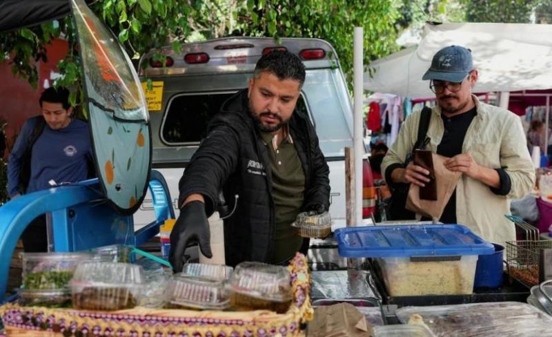 بعد استشهاد ابنته بغزة.. شيف يحوّل أطباق بلاده إلى مصدر رزق في المكسيك