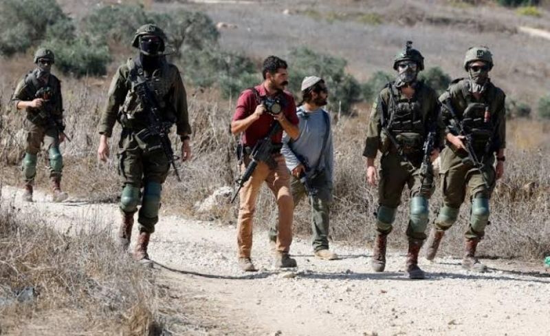 19 اعتداء للاحتلال والمستوطنين على قاطفي الزيتون بالضفة