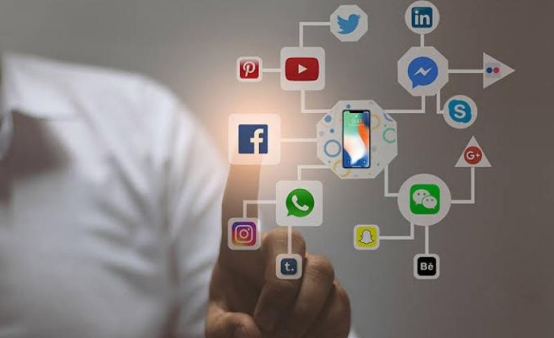 هل هاتفك يتنصت عليك؟ الحقيقة وراء الإعلانات التي تظهر بعد الحديث عنها