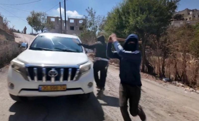 مستوطنون يعتدون على مواطن وطفليه شرق رام الله ويرشونهم بغاز الفلفل