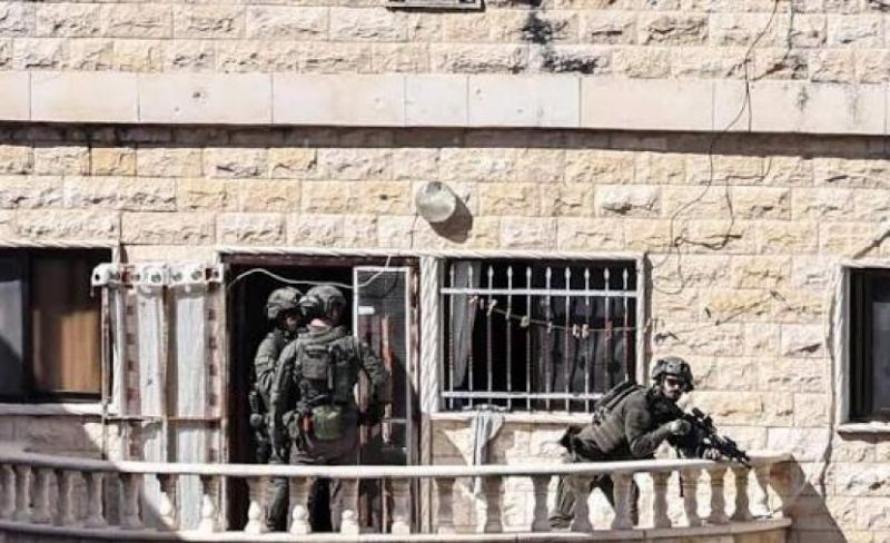 الاحتلال يحوّل منزلًا إلى ثكنة عسكرية في قرية جمالا برام الله