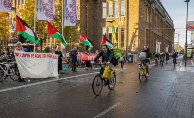 احتجاج صامت في هولندا دعمًا لفلسطين وتنديدًا بهجمات الاحتلال