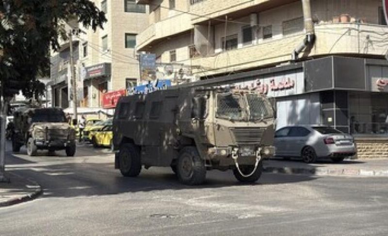 الاحتلال يغلق مداخل الخليل ويداهم منازل المواطنين