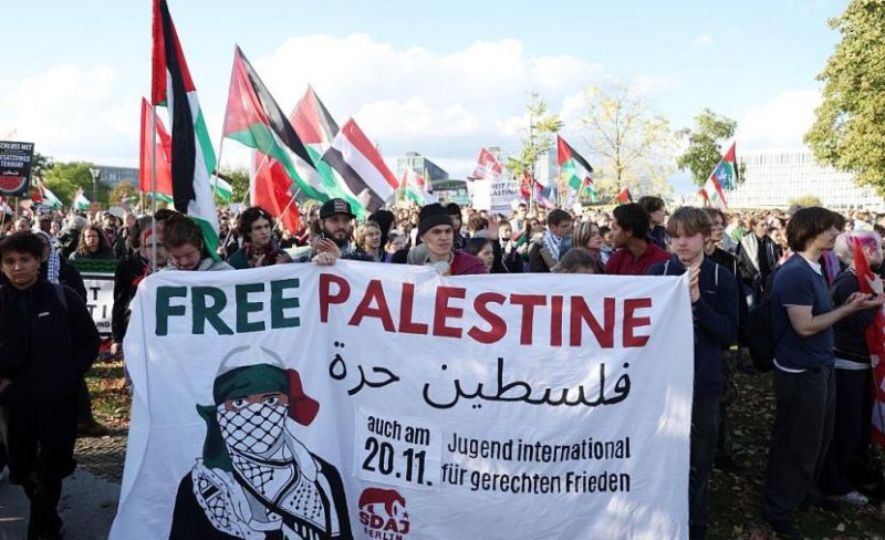الآلاف يتظاهرون في لندن وبرلين دعماً للفلسطينيين وتنديدا بجرائم "إسرائيل"