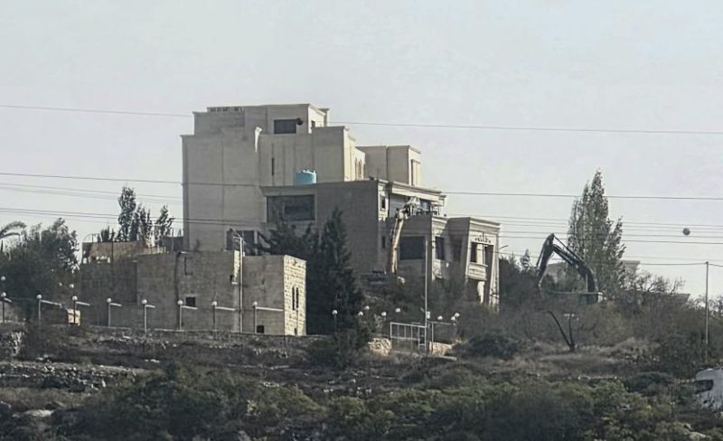 الاحتلال يهدم عمارة سكنية في "فرش الهوى" غرب الخليل