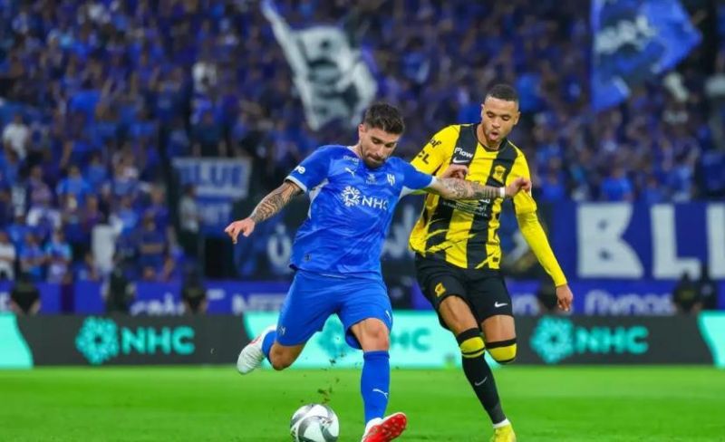 الهلال يلحق بالاتحاد الخسارة الأولى بدوري "روشن" السعودي