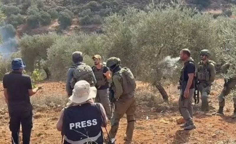 الاحتلال يمنع المواطنين من قطف ثمار الزيتون جنوب نابلس