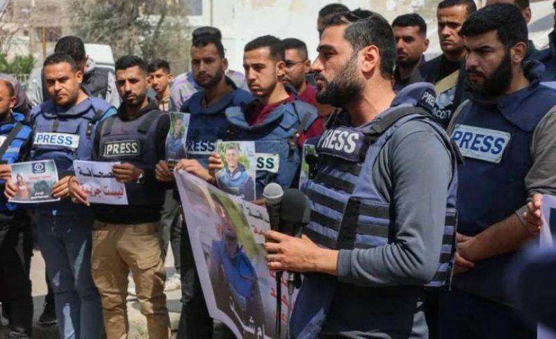 مجلة فرنسية: التزام صحفيو غزة بنقل الحقيقة تجاوز المشقة والجوع وفقدان العائلة