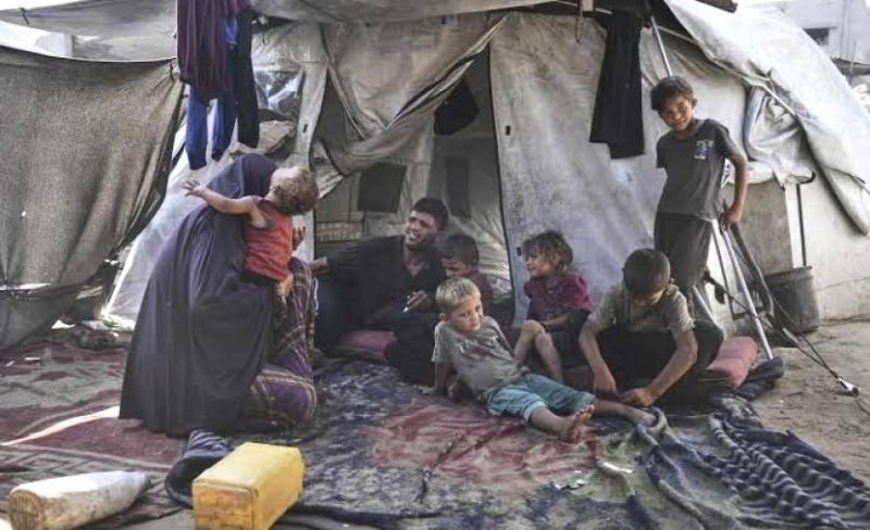 طقوس مؤجلة على جمر العراء.. هكذا يمر نهار الجمعة في غزة