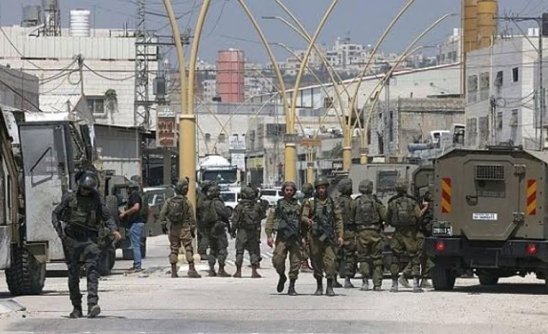 اقتحامات واسعة في الخليل ونابلس.. الاحتلال يداهم منازل ويشن حملة اعتقالات في الضفة