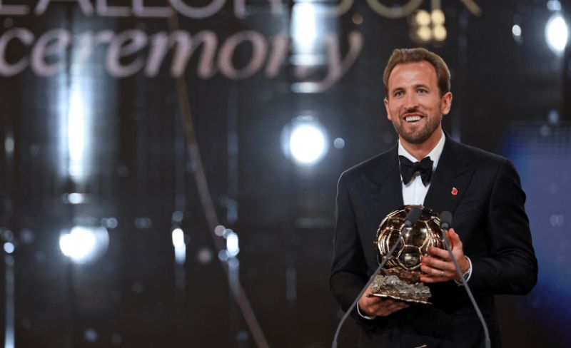 هاري كين يتوج بجائزة الكرة الذهبية لعام 2026