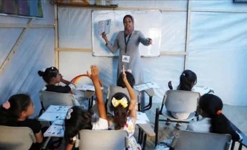 معلمة فلسطينية في سيناء تحتضن الطلاب النازحين من غزة