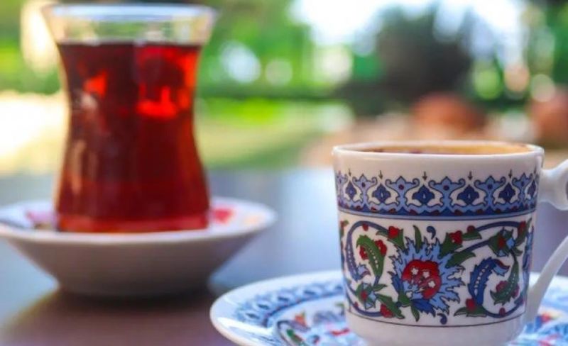 هل الشاي والقهوة شديدا السخونة يزيدان خطر سرطان المريء؟