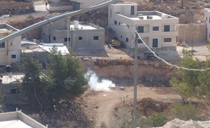 مستوطنون يعتدون بالغاز على مواطن وطفلته بين المغير وأبو فلاح