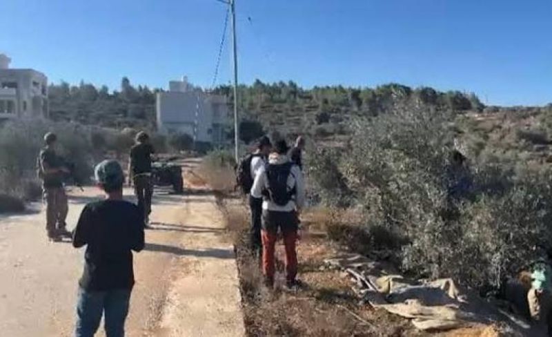 اعتقال شاب وطرد مزارعين من قوات الاحتلال والمستوطنين بنابلس وسلفيت