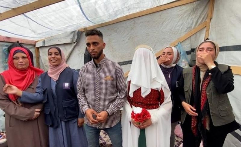 خيمة تُزهر حبًّا.. "إبراهيم ومريم" يكتبان أول فصل في حكايتهما من قلب النزوح