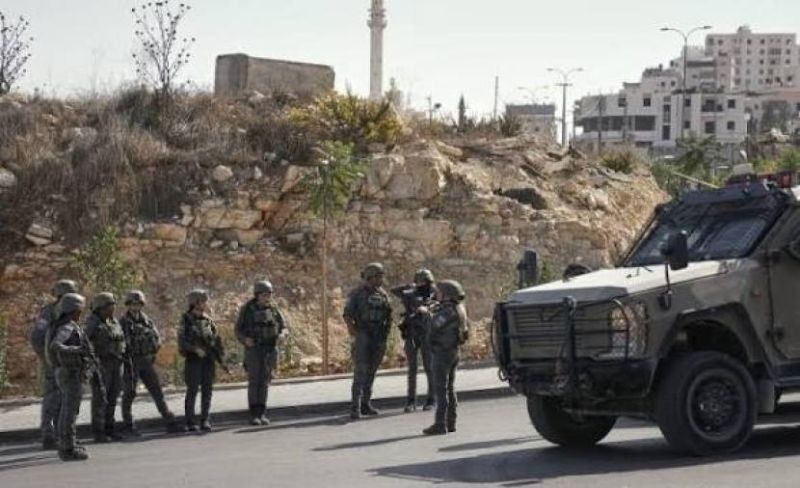 الاحتلال يعتدي على المواطنين والتجار ويحطم مركبات شرق الخليل
