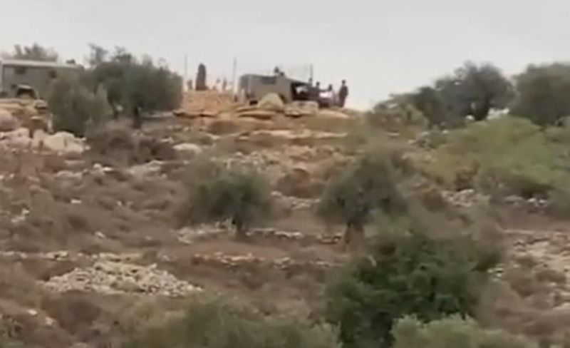 الاحتلال يُنكل بمواطن ويُصادر مركبته شرق رام الله