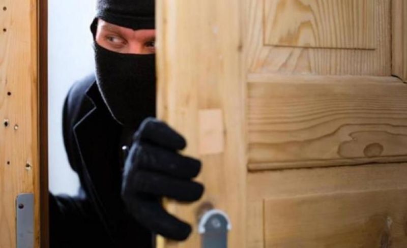 القبض على مطلوب بـ40 جريمة سرقة في الخليل