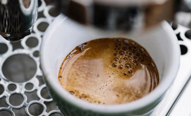 ضبط 1725 عبوة مبيض قهوة منتهية الصلاحية في غزة